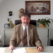 Der Amtsdirektor H.-U. K�hne