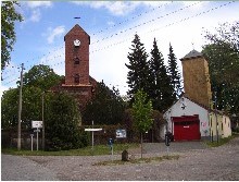 Kirche mit Feuerwehrgerätehaus